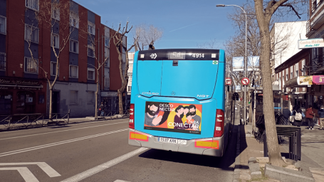 Cartel publicitario que promueve la conexión entre personas con ilustraciones de familia y cercanía. Diseño grafico, campaña publicidad