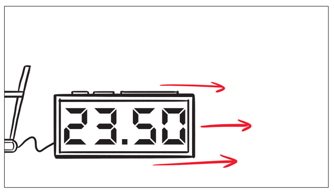 Reloj digital mostrando la hora 23:50 con flechas rojas apuntando hacia la derecha.