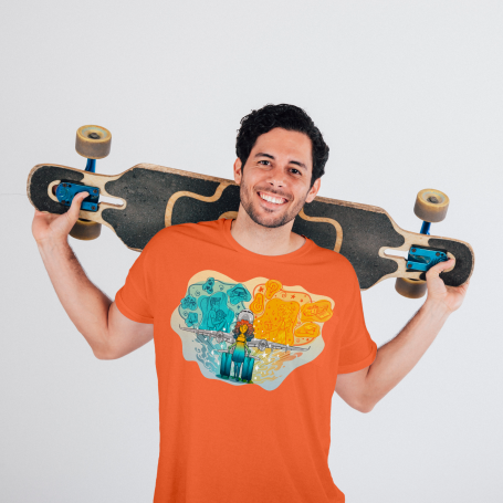 Hombre sonriente con camiseta naranja con una ilustración colorida en el pecho, sosteniendo una tabla de longboard sobre sus hombros.